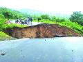 रस्ताच खचल्यामुळे विद्यार्थ्यांचे नुकसान - Marathi News | landsliding in Javhar | Latest vasai-virar News at Lokmat.com
