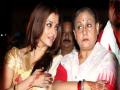 जया बच्चन चिडल्यावर अशी होती ऐश्वर्या रायची अवस्था - Marathi News | Aishwarya rai was just standing when jaya bachchan got angry while voting in mumbai | Latest filmy News at Lokmat.com