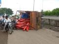 टायर फुटल्याने आयशर ट्रक उलटला ; वाहतूक विस्कळीत - Marathi News | Eicher truck overturned due to tire burst; Traffic disrupted in Ghargaon | Latest ahilyanagar News at Lokmat.com
