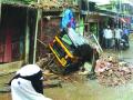 इमारतीचा भाग रिक्षावर कोसळला - Marathi News | Part of the building collapsed on the floor | Latest thane News at Lokmat.com