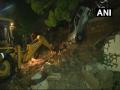 जोगेश्वरीत इमारतीची संरक्षण भिंत कोसळली, 6 कार आणि एका दुचाकीचे नुकसान - Marathi News | Building wall collapsed in Jogeshwari, 6 cars and a bicycle damage | Latest mumbai News at Lokmat.com