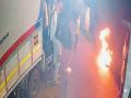 जोगेश्वरी येथे किरकोळ वादातून चक्क वाहन चालकाला पेटवले - Marathi News | Jogeshwari driver was set on fire following a minor dispute | Latest mumbai News at Lokmat.com