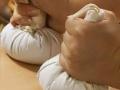 गुडघे सतत दुखतात- सांध्यांतून कट-कट आवाजही येतो? चिंच- मिठाचा आयुर्वेदिक पोटली मसाज करेल जादू- सूजही कमी - Marathi News | Tamarind and salt potli for knee pain Home remedies for joint stiffness and swelling Natural treatment for joint pain and arthritis Benefits of salt and tamarind heat therapy | Latest sakhi News at Lokmat.com