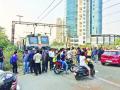 जुईनगरचे रेल्वेफाटक जीवघेणे! - Marathi News | Juinagar's train Crossing is deadly | Latest navi-mumbai News at Lokmat.com