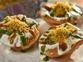 पुण्यातील हे सहा स्पाॅट्स फेमस आहेत कचाेरी चाटसाठी - Marathi News | These six Spots are famous for kachori chat in pune | Latest food News at Lokmat.com