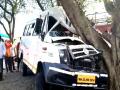 Beed: खाजगी स्कूल बस झाडावर आदळली; चालकासह विद्यार्थी जखमी - Marathi News | Beed: Private school bus hits tree; Driver and student injured | Latest beed News at Lokmat.com