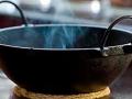 लोखंडी कढईचे काळे - चिकट डाग, तेलाचा थर झटक्यात गायब करणारा उपाय; पुन्हा नव्यासारखी चमकेल कढई - Marathi News | Easiest way to clean iron kadhai dirt grease vanish instantly | Latest sakhi News at Lokmat.com