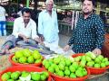 सोलापुरातील गृहिणी रोज घालतात दोन ट्रक कैरीचं लोणचं - Marathi News | Two truck carri pickles in Solapur are hauling every day | Latest solapur News at Lokmat.com
