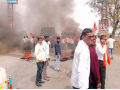 मराठा बांधव आक्रमक, कळंबमध्ये मुख्यरस्त्यावर टायर जाळले; रास्तारोकोमुळे वाहतूक ठप्प - Marathi News | | Latest dharashiv News at Lokmat.com