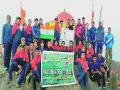 छात्र सैनिकांनी कळसूबाई शिखरावर फडकविला तिरंगा - Marathi News | Student soldiers hoisted tricolor on Kalsubai peak; Student soldiers from Devli also participated | Latest vardha News at Lokmat.com