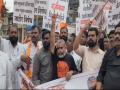 कल्याणमध्ये टरबूज तुडवत मराठ्यांनी केला लाठीचार्जचा निषेध - Marathi News | maratha protest in kalyan against jalna incident | Latest kalyan-dombivli News at Lokmat.com