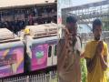 एसी लोकल ट्रेनच्या टपावर चढून एका तरुणाचा थरारक प्रवास, रेल्वे वाहतुकीवरही काही काळ परिणाम - Marathi News | A man's thrilling journey on the top of an AC local train | Latest kalyan-dombivli News at Lokmat.com