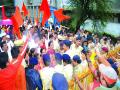 कल्याणमध्ये शिवसेनेचे ‘घंटानाद’, कार्यकर्त्यांना अटक व सुटका - Marathi News | Shiv Sena's 'Ghantanaad' in Kalyan, Party worker's arrest and release | Latest thane News at Lokmat.com