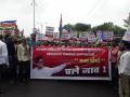 खड्डयांच्या निषेधार्थ मनसेची केडीएमसी मुख्यालयावर धडक - Marathi News | MNS attacks KDMC headquarters in protest against potholes | Latest thane News at Lokmat.com