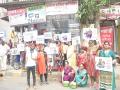 भाजप-काँग्रेसमध्ये कांदिवलीत राडा; निषेध मोर्चात महिला कार्यकर्त्यांत धक्काबुक्की - Marathi News | Loksabha Election 2024- Rada in Kandivali in BJP-Congress; Clashes among women activists in the protest march | Latest mumbai News at Lokmat.com