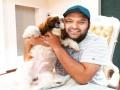 ना घर का ना घाट का कपिल शर्माची अशी झाली अवस्था,नवीन फोटो Viral - Marathi News | Comedy king Kapil Sharma's latest Pic with His Pet | Latest filmy News at Lokmat.com