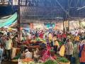 वांगी १२०, टोमॅटो १००, भेंडी ८०, बटाटा ५० रुपये किलो - Marathi News | Eggplant 120, tomato 100, okra 80, potato 50 rupees per kg | Latest kolhapur News at Lokmat.com