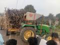 Satara: ऊस वाहतूक करणाऱ्या ट्रॉलीचा डाबर अचानक तुटला... ट्रॅक्टर पुलाच्या कठड्यावर चढला! - Marathi News | Accident involving a tractor transporting sugarcane on the Tulsan bridge between Ond Undale on the Karad Ratnagiri highway | Latest satara News at Lokmat.com