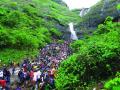 धबधब्यांवरील बंदीमुळे कर्जतचे व्यवसाय धोक्यात - Marathi News | Coalition business risks due to ban on waterfalls | Latest raigad News at Lokmat.com
