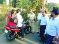 कर्जत शहरात वाहतूक सुरक्षा अभियानात गांधीगिरी - Marathi News |  Gandhinagar in the Transport Safety Mission of Karjat city | Latest raigad News at Lokmat.com