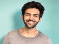 कार्तिक आर्यनचा नवा लूक, सोशल मीडियावर व्हायरल झाला व्हिडिओ - Marathi News | Kartik Aryan's new look, viral video on social media | Latest filmy News at Lokmat.com