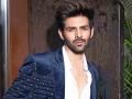 Kartik Aaryan ने फॅन्सना दिलं नवं चॅलेंज, बघा तुम्ही करू शकता का पूर्ण? - Marathi News | Kartik Aaryan gave a new challenge to the fans, watch video | Latest filmy News at Lokmat.com