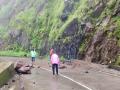 Sindhudurg: वैभववाडीत संततधार; करूळ घाटमार्गावर दगड, काही काळ विस्कळीत झाली होती वाहतूक  - Marathi News | Heavy rain in Vaibhavwadi, Large rocks fell in Karul Ghat due to rain | Latest sindhudurga News at Lokmat.com