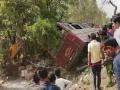 काश्मिरात बस दरीत कोसळून १७ ठार - Marathi News | 17 killed in bus crash in Kashmir | Latest national News at Lokmat.com