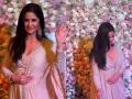 Katrina Kaif Video : अर्पिता खानची ईदनिमित्त पार्टी, पण कतरिना कैफच्या 'त्या' व्हिडिओचीच चर्चा - Marathi News | katrina kaif at arpita khan eid party katrina hiding baby bump viral video | Latest filmy News at Lokmat.com