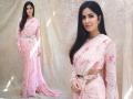 पिंक साडीमध्ये क्यूट दिसतेय कतरिना; नजरचं हटेना - Marathi News | Katrina kaif looks gorgeous in sabyasachi saree | Latest fashion News at Lokmat.com
