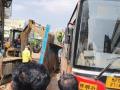 केडीएमटी बसच्या खिडकीत घुसला पत्रा - Marathi News | iron barricading piece enters KDMT bus window | Latest kalyan-dombivli News at Lokmat.com