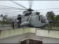 Kerala Floods : कॅप्टनने घराच्या छतावर उतरवले हेलिकॉप्टर - Marathi News | Kerala floods: helicopter mounted on house | Latest national News at Lokmat.com