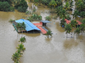 Kerala Floods: केरळमध्ये पूरसदृश परिस्थिती, आतापर्यंत 18 जणांचा मृत्यू; मुख्यमंत्र्यांनी घेतली लष्कराची मदत - Marathi News | Kerala Flood, Heavy Rain and flood in kerala Kottayam, Pathanamthitta And Idukki, Relief Operations under going, Chief Minister Pinarayi Vijayan asked help, | Latest national News at Lokmat.com