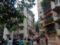 खारमध्ये पाच मजली इमारतीचा भाग कोसळला - Marathi News | Part of a five floor building collapsed in khar road | Latest mumbai Videos at Lokmat.com