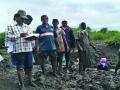 खारभूमी विभागाने केला संरक्षक बंधाऱ्यांचा पंचनामा - Marathi News | Kharbhumi Division conducted a panchanam of the guardians | Latest raigad News at Lokmat.com