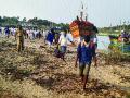 गुजरातमध्ये अडकलेले १५०० खलाशी नारगोल बंदरात दाखल - Marathi News | Six sailors stranded in Gujarat enter Nargol port | Latest national News at Lokmat.com
