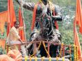छत्रपती शिवाजी महाराजांच्या पुतळ्याची काढली मिरवणूक - Marathi News | The procession of the statue of Chhatrapati Shivaji Maharaj | Latest thane News at Lokmat.com