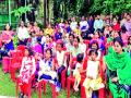प्रमाणपत्रासाठी दोन तास विद्यार्थी ताटकळत, पालकांची नाराजी - Marathi News |  For two-hour students for the certificate, parents are angry | Latest pimpri-chinchwad News at Lokmat.com