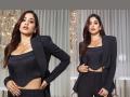 Janhvi Kapoor ब्लॅक आउटफिटमध्ये दिसली खूपच स्टायलिश, फोटोंना मिळतेय पसंती - Marathi News | Janhvi Kapoor looked very stylish in a black outfit, the photos are getting likes | Latest filmy Photos at Lokmat.com