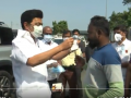 CoronaVirus Live Updates : कोरोनाचा वाढता धोका ओळखून 'हे' मुख्यमंत्री उतरले रस्त्यावर; लोकांना वाटले मास्क, Video व्हायरल - Marathi News | tamil nadu cm stalin distributes masks to public to create awareness on covid norms in chennai | Latest national News at Lokmat.com