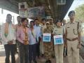 रेल्वे रूळ ओलांडणाऱ्या प्रवाशांना भाजपाने दिले चॉकलेट - Marathi News | koper railway station awareness BJP gave chocolate to passengers crossing railway tracks | Latest thane News at Lokmat.com