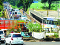 अरुंद रस्ते, तुडुंब वाहतूक - Marathi News | Narrow roads, turmoil traffic | Latest kolhapur News at Lokmat.com