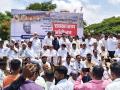 धरण तुमचे मरण आमचे, कर्नाटकमधील अलमट्टी धरणाविरोधात चक्काजाम आंदोलन - Marathi News | Dams, your death is ours, block-jam protest against Almatti Dam in Karnataka | Latest kolhapur News at Lokmat.com