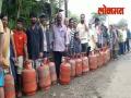 Maharashtra Floods : पेट्रोलपाठोपाठ आता कोल्हापुरात गॅससाठी रांगा - Marathi News | Maharashtra Floods queue for gas cylinder in Kolhapur | Latest kolhapur Videos at Lokmat.com