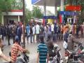 Maharashtra Floods : कोल्हापूरात पेट्रोलपंपावर प्रचंड रांगा - Marathi News | Maharashtra Floods queue at petrol pump in Kolhapur | Latest kolhapur Videos at Lokmat.com