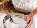 पोळ्या करताना गव्हाचं पीठ चाळून घेता? तुम्ही पोषण फेकून देतात, वाचा 5 तोटे - Marathi News | | Latest sakhi News at Lokmat.com
