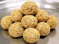 Til Ladu Recipe : मकरसंक्रांत स्पेशल तिळाचे लाडू, एकदा खाल खातच रहाल... - Marathi News | Makarsankrat Special recipe of til laddu | Latest food News at Lokmat.com