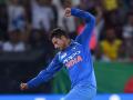 कुलदीप यादवच्या फिरकीने घेतली साऱ्यांचीच गिरकी - Marathi News | Kuldeep Yadav took the spin and took it all the way | Latest cricket News at Lokmat.com