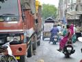 ट्रक, टेम्पोच्या पार्किंगने व्हीआयपी रस्ता केवळ दुपदरी - Marathi News | The trucks, tempo parking, VIP road only two-quarters | Latest solapur News at Lokmat.com