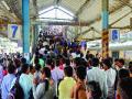 कुर्ला रेल्वे स्थानक... नको रे बाबा! गर्दीचा महापूर; सहा पुलांपैकी सर्वाधिक वापर केवळ तीन पुलांचा - Marathi News | Kurla railway station ... Do not ray baba! Crowded; Most of the six bridges use only three bridges | Latest mumbai News at Lokmat.com